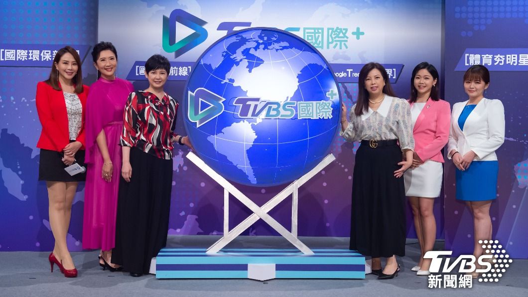 TVBS總經理劉文硯(圖右三)和TVBS新聞部副總經理詹怡宜(圖左三)、主持人方念華(圖左二)一起出席記者會。(圖/TVBS)