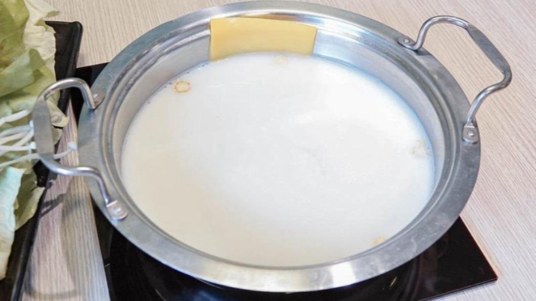 牛奶湯底使用了紐西蘭牛奶,再搭配上起司。(圖/靜兒貪吃遊玩愛分享提供)