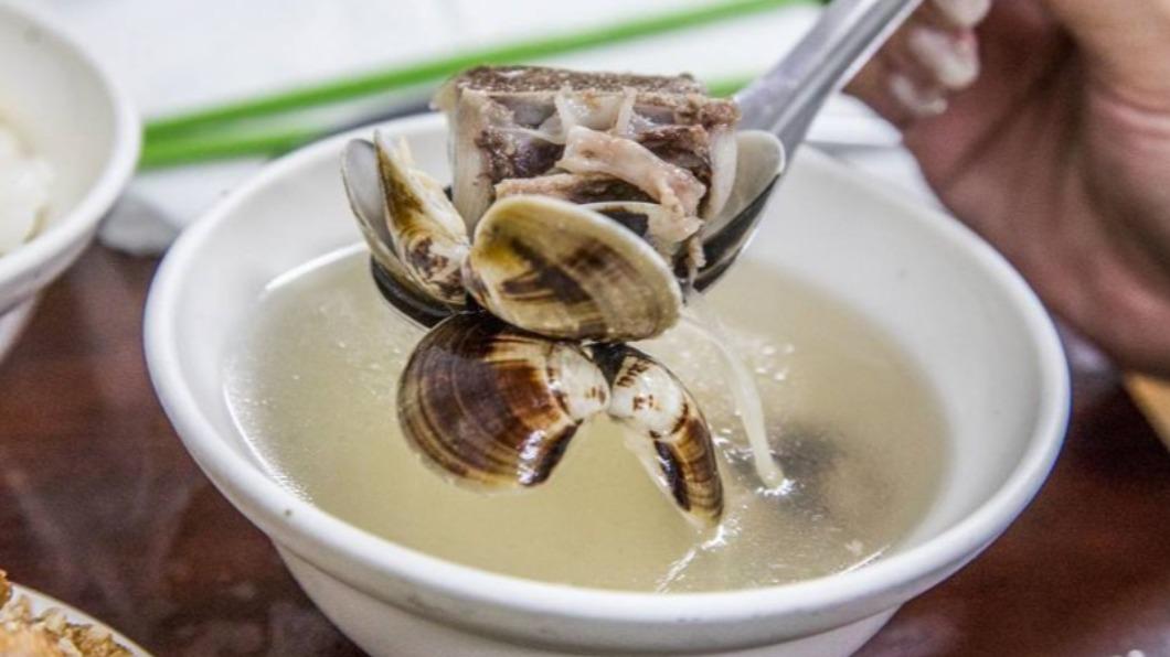 豬骨有肉和蛤蜊，單點居然才10元。 （圖／大手牽小手玩樂趣提供）