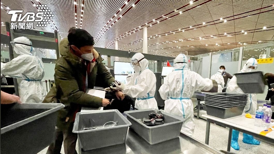 新規定啟用後,與入境人士、物品有直接接觸的人員都需要每天採檢。(圖/達志影像路透社)