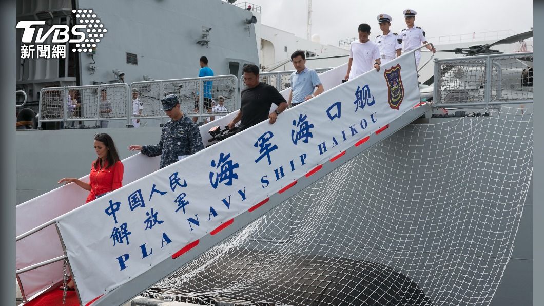 解放軍海口軍艦2014年抵達夏威夷基地開放登艦參觀。（圖／達志影像美聯社）