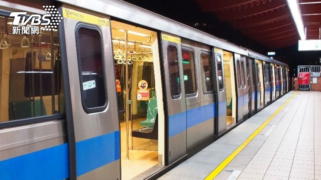 凍未條了!短裙妹搭捷運偷「解放」 被抓包羞炸急下車