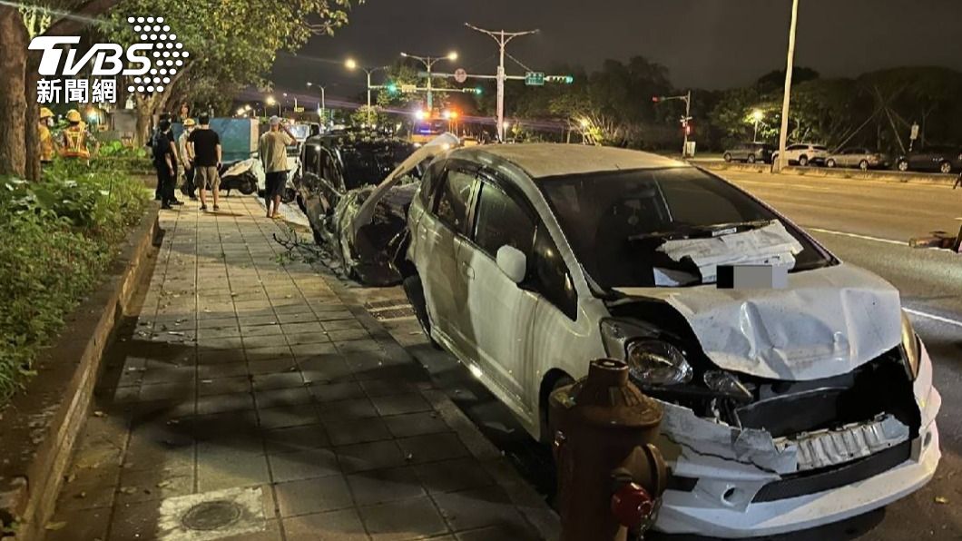 垃圾車失控翻覆後波及路邊的3汽車、2機車。(圖/TVBS)