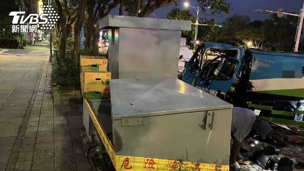 垃圾車酒駕肇事後,邵姓駕駛自行脫困。(圖/TVBS)