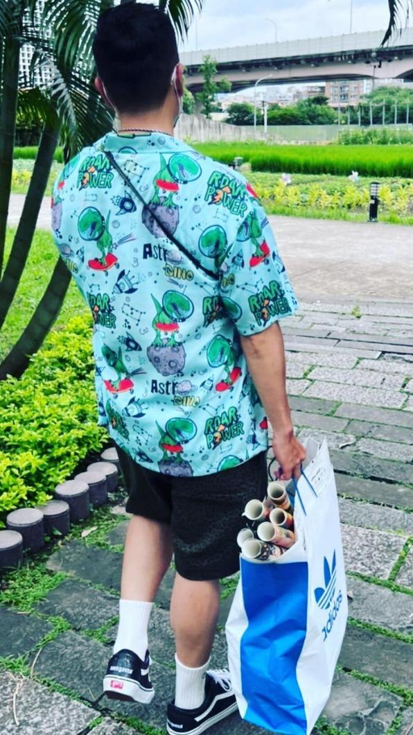 小鐘帶著戰利品回家。（圖／翻攝自小鐘 鐘昀呈臉書）