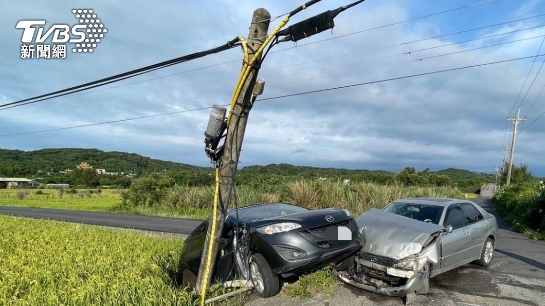 台61施工改道!兩車路口撞 電桿慘折、一車遭擊落田裡