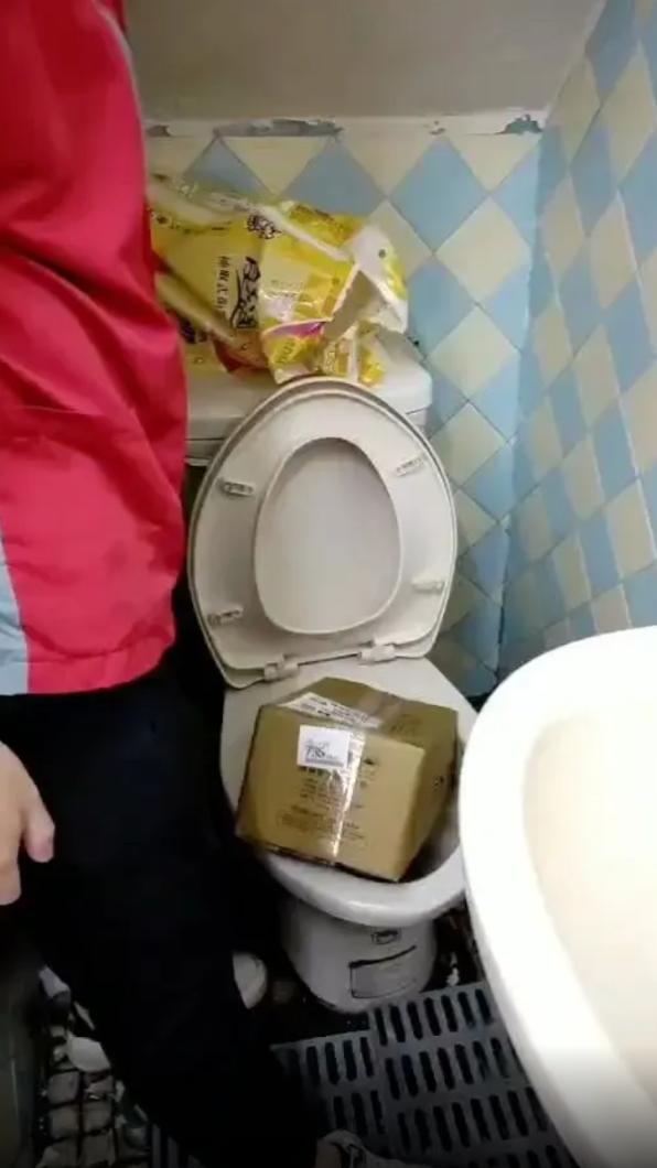 店員將另一包裹丟入馬桶內。（圖／翻攝爆料公社）