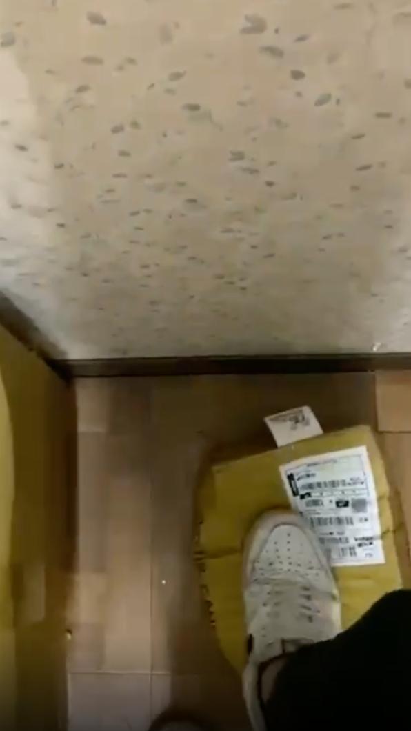OK店員將客人的包裹丟到地上，再用腳踩壞。（圖／翻攝爆料公社）