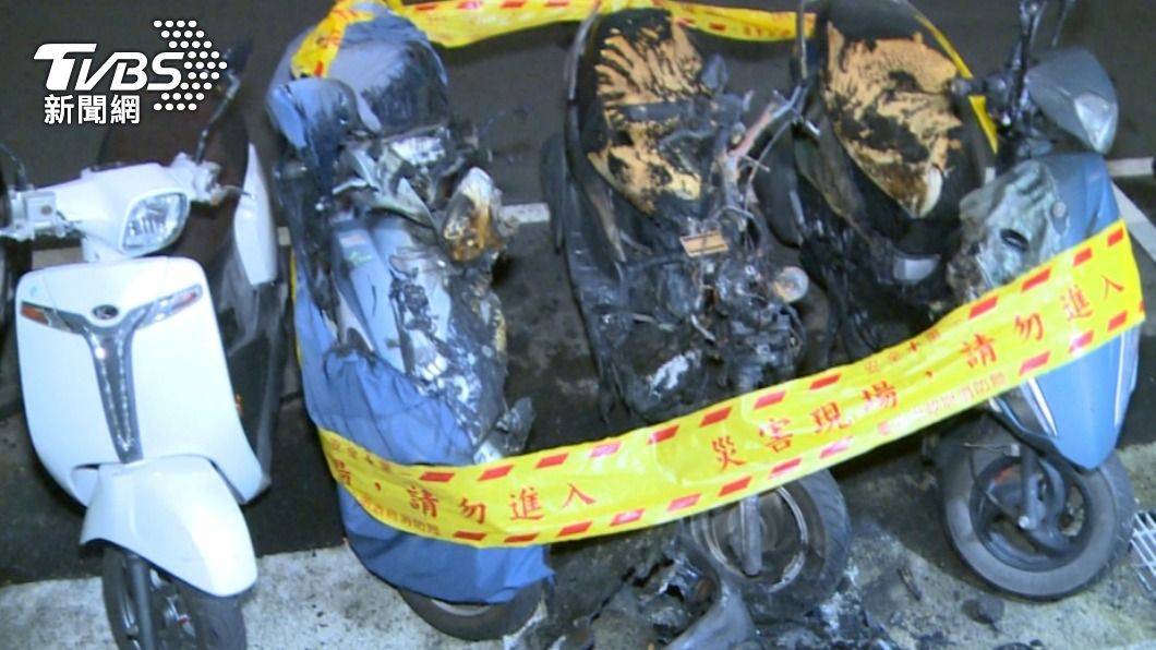 北醫旁巷弄機車龍頭突起火 黑煙狂竄成廢鐵