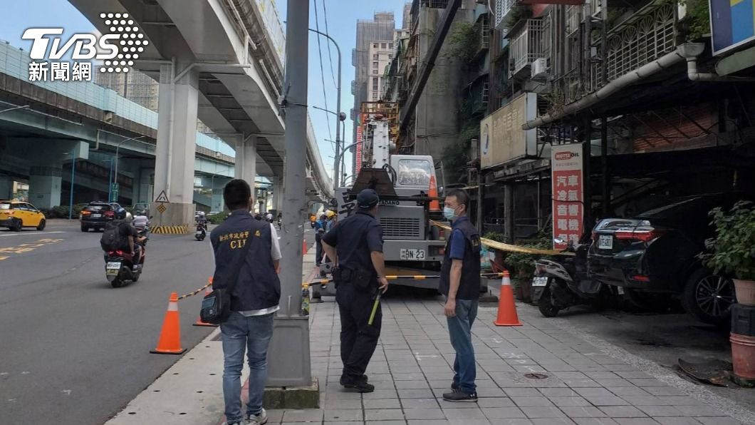 警方與相關單位昨日到場強制拆除違建檳榔攤。(圖/TVBS)