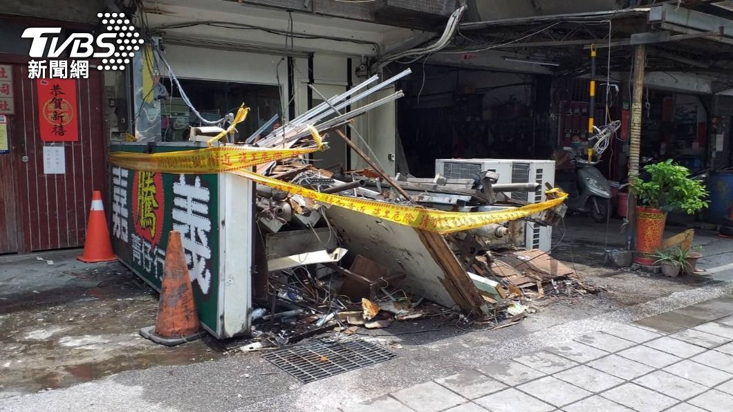 違建檳榔攤暗藏地下賭場,相關單位昨日到場拆除。(圖/TVBS)
