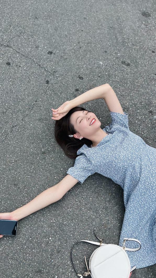 謝京穎跌倒後索性躺在地上拍起美照。(圖/民視提供)