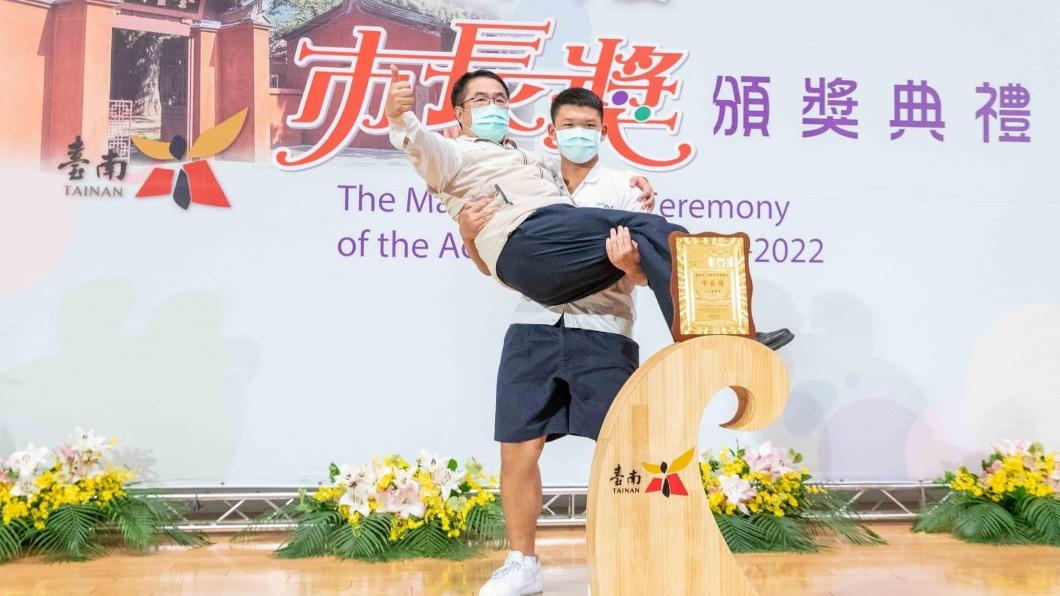 學生將黃偉哲公主抱。(圖/翻攝自黃偉哲臉書)