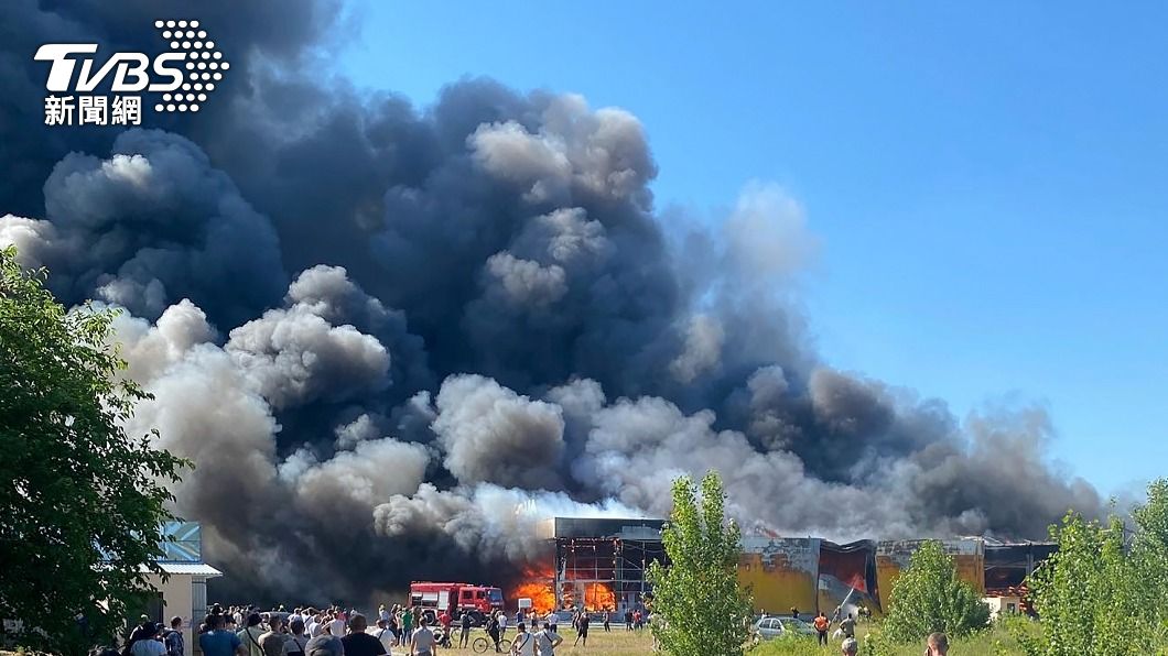 俄軍襲擊購物中心目前已造成超過20人死亡，還有逾40人下落不明。（圖／達志影像美聯社）
