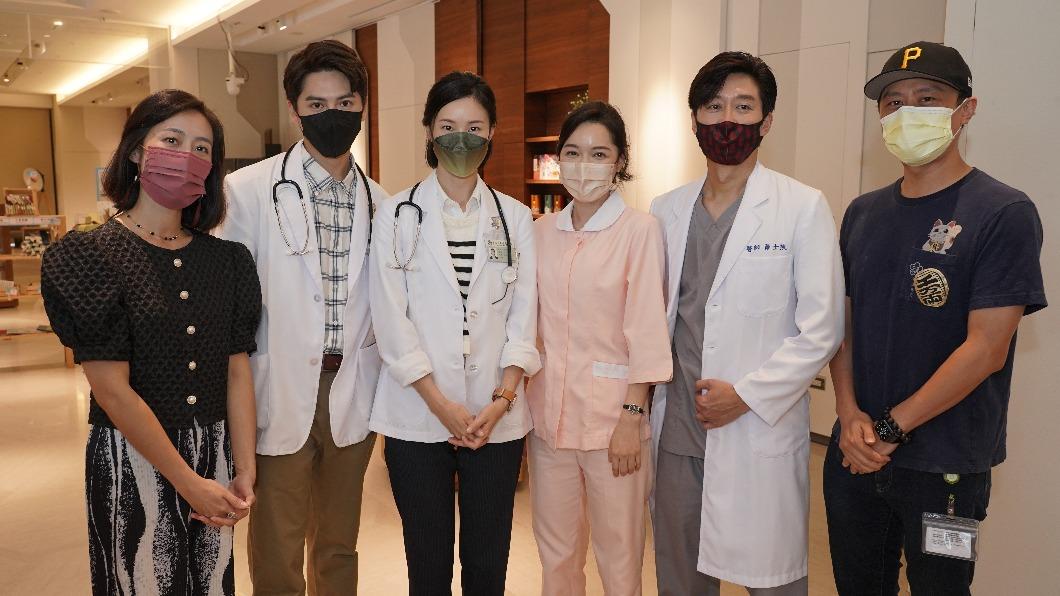 左起張詩盈、黃新皓、鍾瑶、藍丞曦、柯宇綸、黃柏文。(圖/《和平歸來》劇組提供)