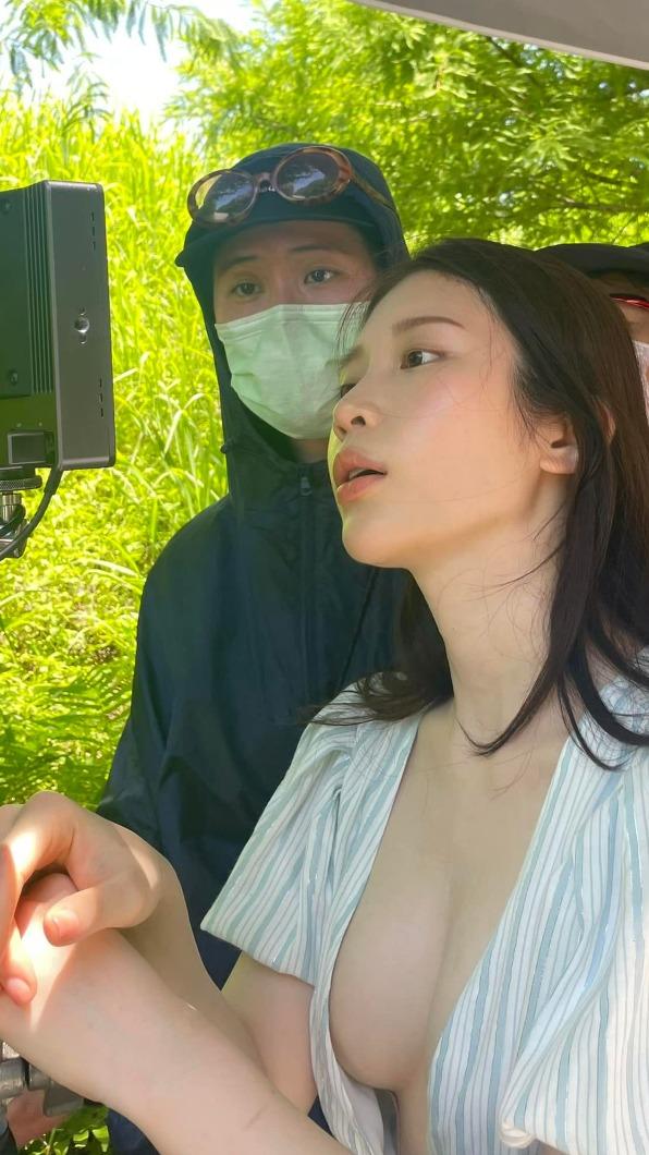 雞排妹的側乳炸出。（圖／翻攝自鄭家純臉書）