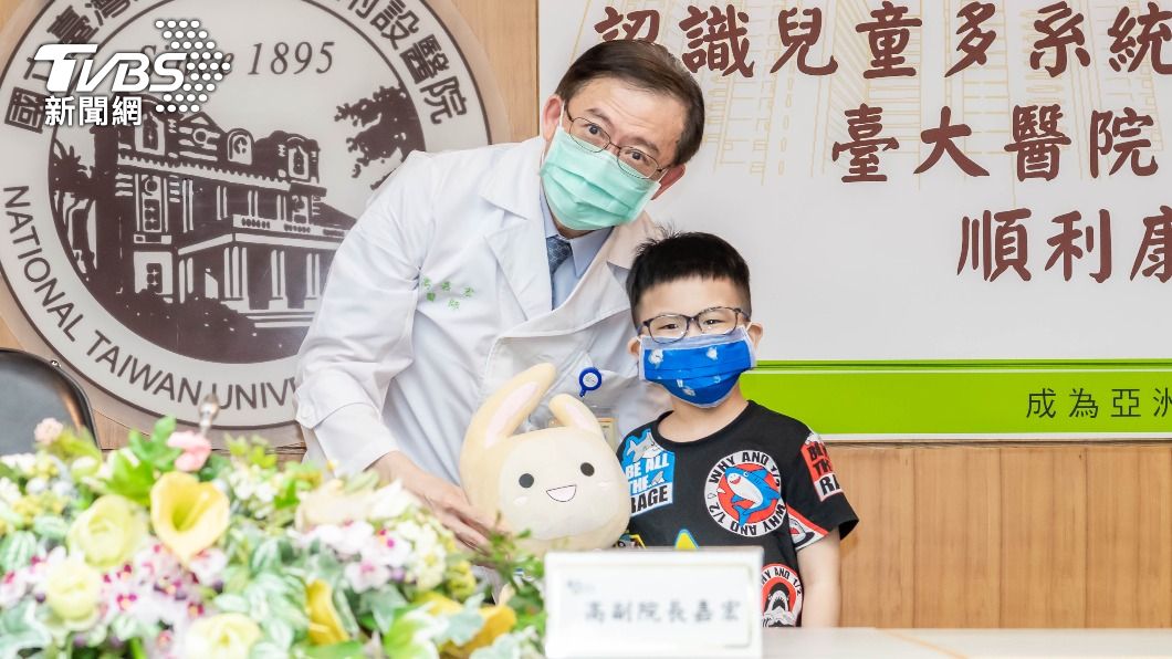 台大醫院副院長高嘉宏和康復的MIS-C個案睿睿合影。（圖／院方提供）
