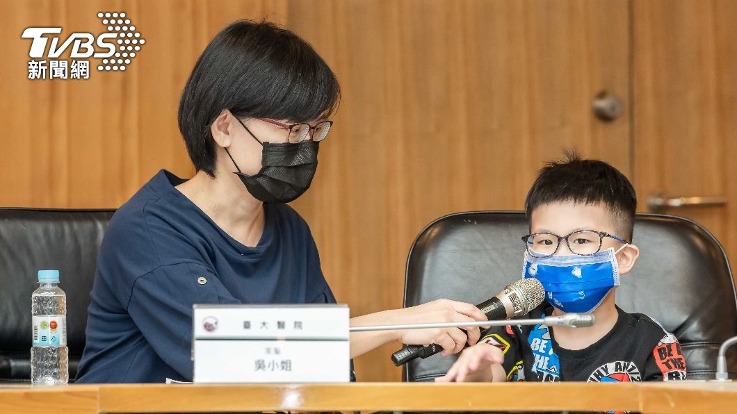 MIS-C個案睿睿（右）和媽媽一同出席記者會。（圖／院方提供）