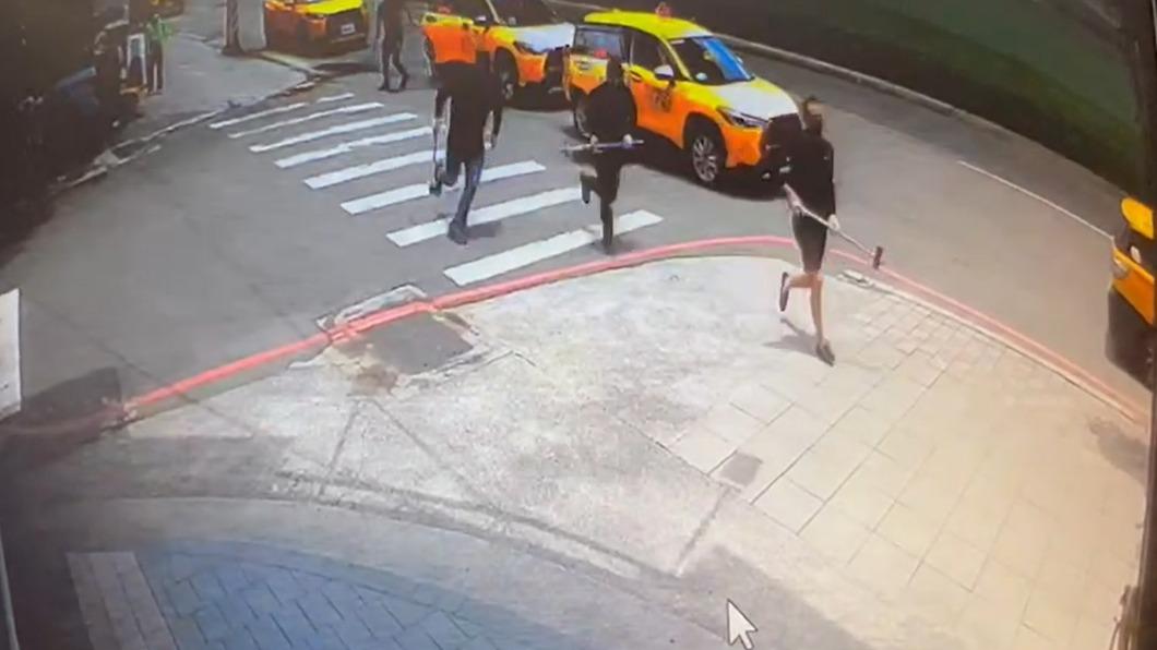 監視器拍下一行人持武器前往尋釁。(圖/民眾提供)