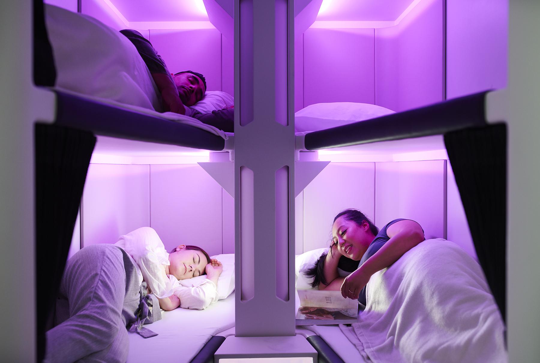 紐西蘭航空推出全新「Skynest舒眠艙」,讓經濟艙乘客能在飛行途中獲得完整休息。(圖/紐航提供)