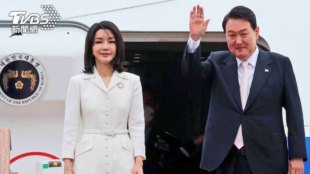 尹錫悅偕夫人金建希出席。(圖/達志影像美聯社)