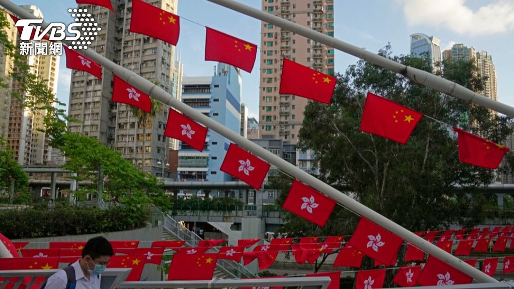 香港到處可見區旗及五星旗「旗海」。（圖／達志影像美聯社）