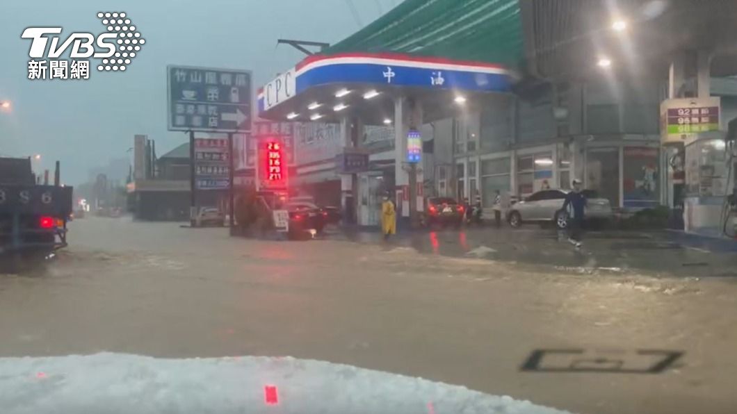 今日下午大雨,南投竹山淹水。(圖/TVBS)