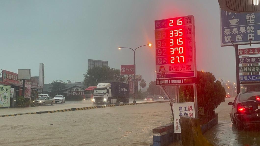 馬路變河道!午後暴雨大淹水 南投竹山車輛摩西分海靠邊等