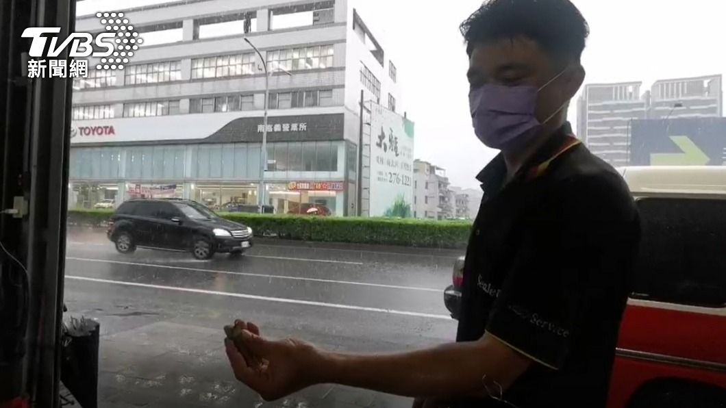 雷擊轟到屋頂，磁磚噴對街。（圖／TVBS）