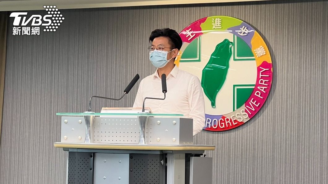 民進黨中常會後，由黨發言人周江杰進行會後轉述。（圖／TVBS）