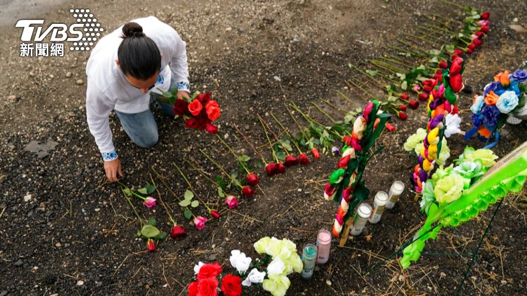 當地居民自發性前往案發現場獻花哀悼罹難者。(圖/達志影像美聯社)
