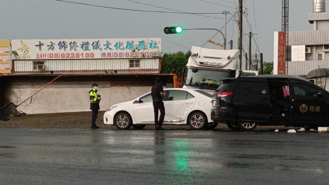 黑車和白車擦撞。(圖/翻攝自虎尾人讚出來)