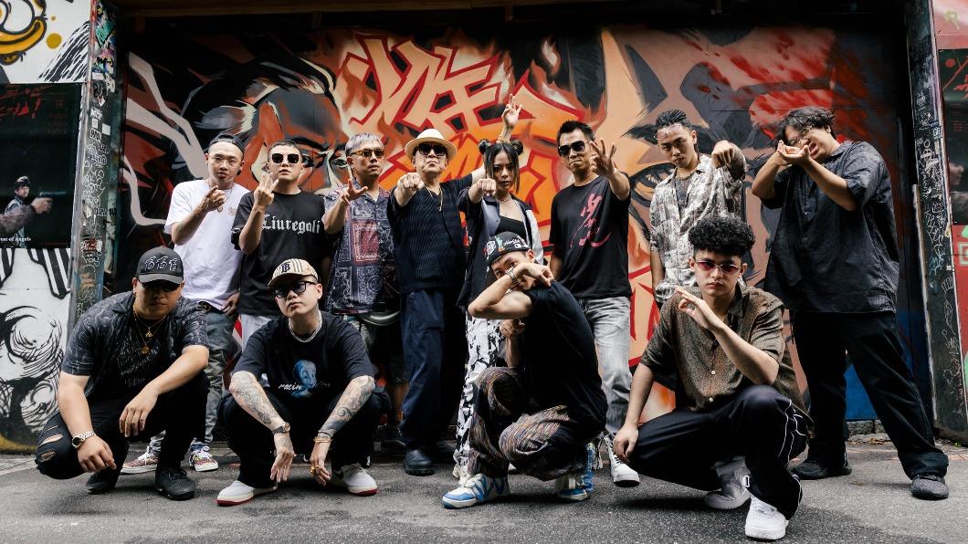 高捷(後排左4)、顏正國(後排右3)帶領這次為該片創作致敬合輯的新世代嘻哈歌手們,一起到西門靖塗鴉牆拍照留念。(圖/牽猴子提供)