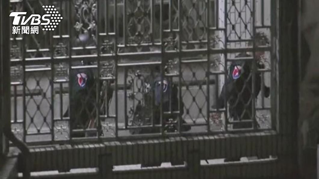 2015年大寮監獄挾持案警方重兵部署在各出入口。(圖/TVBS資料畫面)