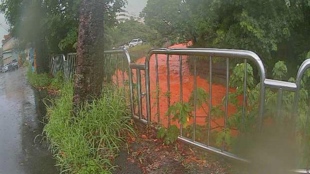 台中驚現「血河」淹沒!屋慘被灌水 在地人崩潰:前後夾攻