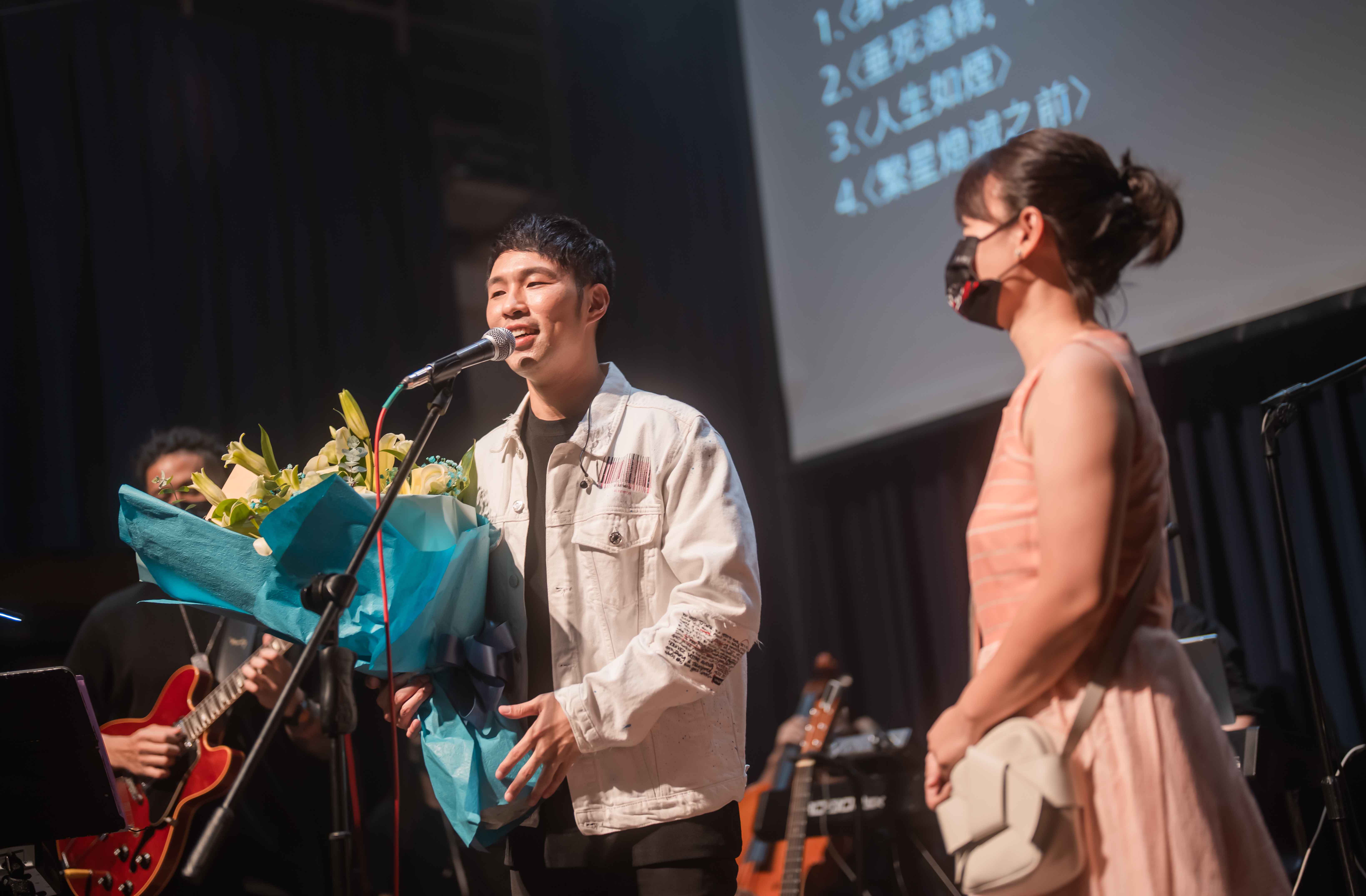 陳威全愛妻Jenny在演唱會上,無預警上台獻花。(圖/上行娛樂提供)