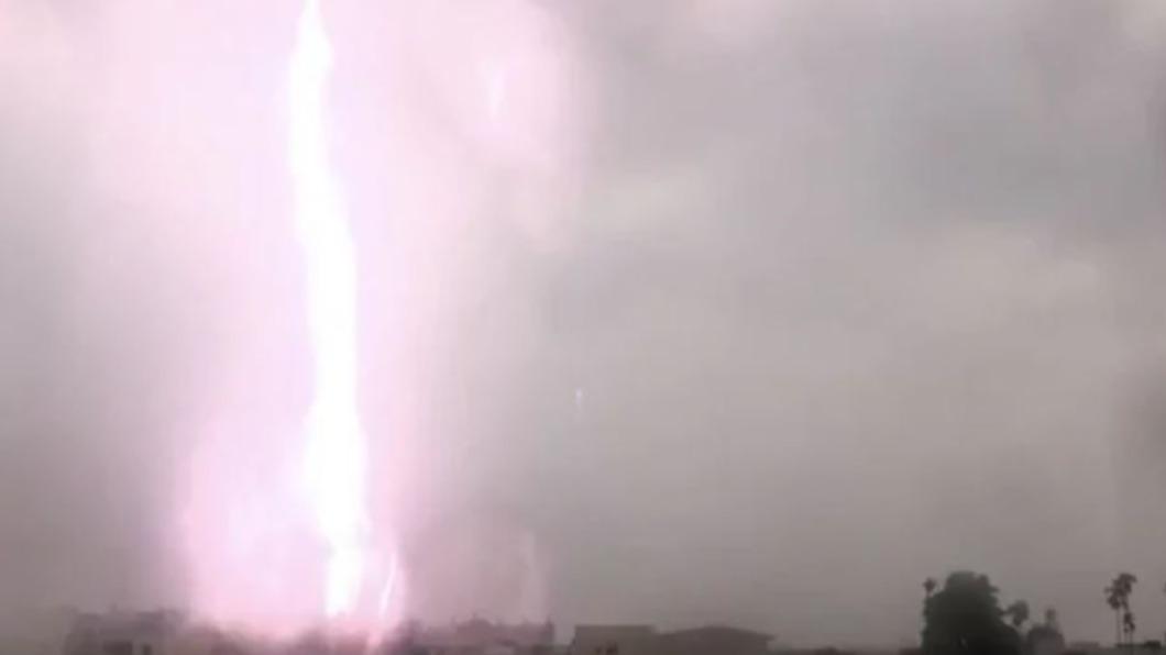 午後雷雨狂炸南投名間 「紫色閃電」劈中民宅竄火舌