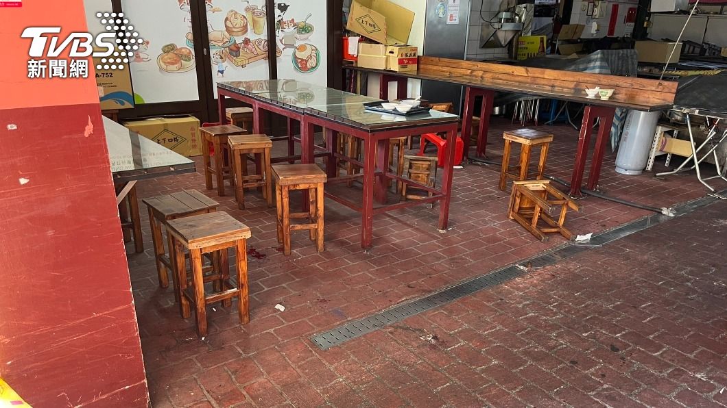 第二市場內一家小吃店23日清晨疑因顧客點餐糾紛爆發肢體衝突。(圖/中央社)