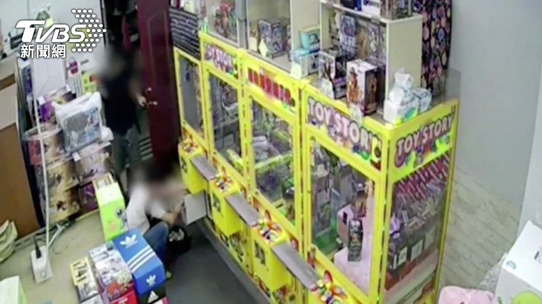 2竊賊忙開鎖偷夾娃娃機　老闆開門喝止嚇壞逃