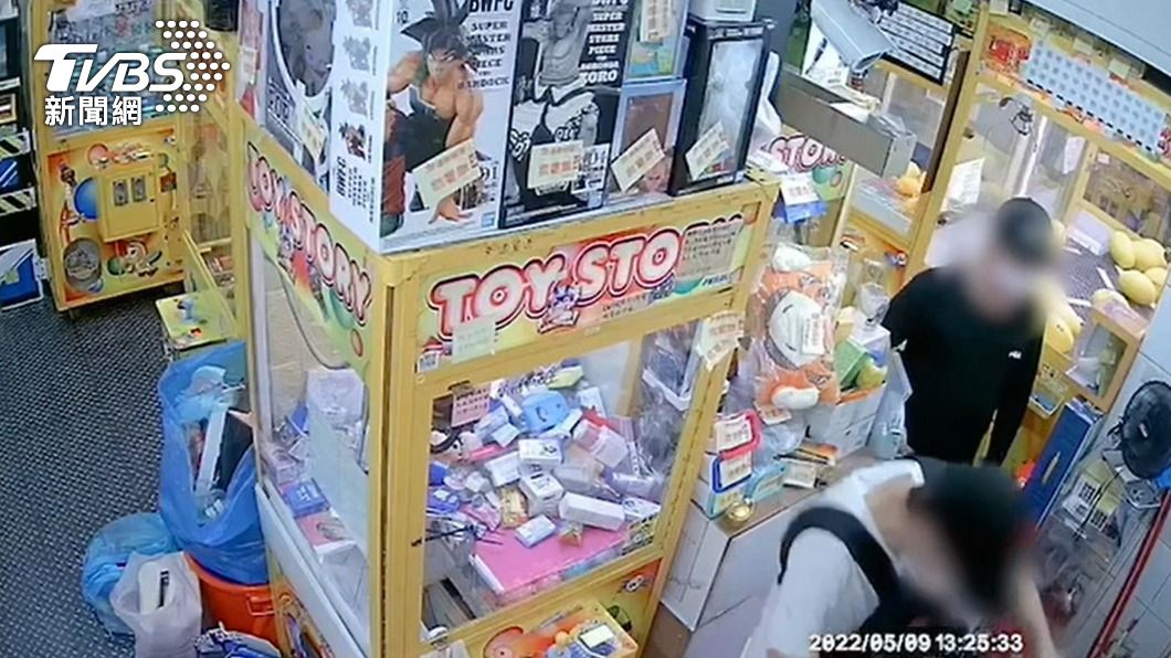 警方發現2名竊賊在當天稍早也到另一間店家行竊。(圖/TVBS)