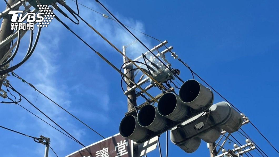 警消到場後發現電線杆上仍竄出白煙。（圖／TVBS）