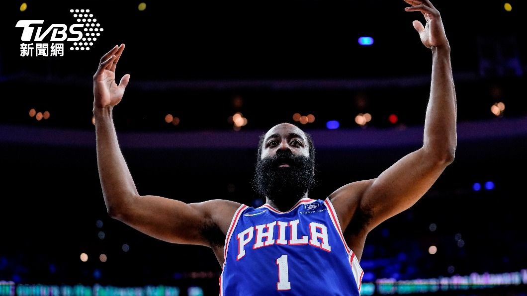 76人球星哈登(James Harden)降薪幫助球隊爭取補強空間。(圖/達志影像美聯社)
