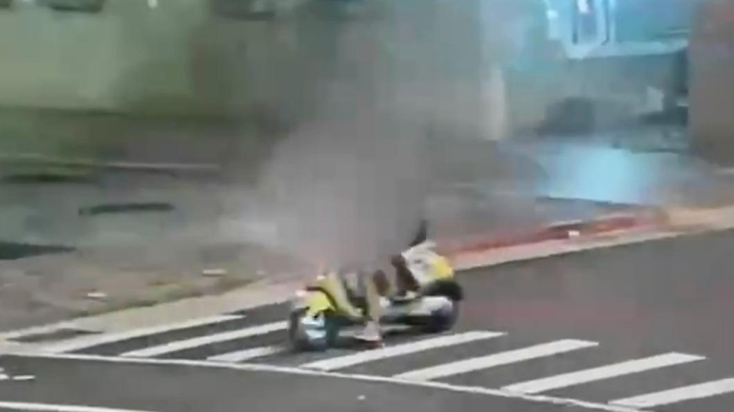 嫌犯竊安全帽逃逸。(圖/TVBS)