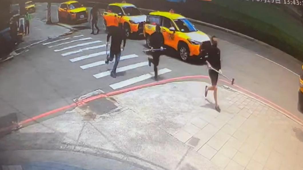 監視器拍下砸店惡煞分別持不同武器犯案。(圖/民眾提供)