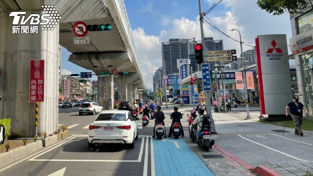 消防員處理車禍意外,意外救到自己的早餐。(圖/TVBS)
