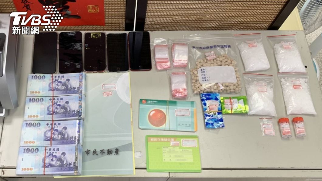 員警當場查扣毒品和贓款。(圖/TVBS)