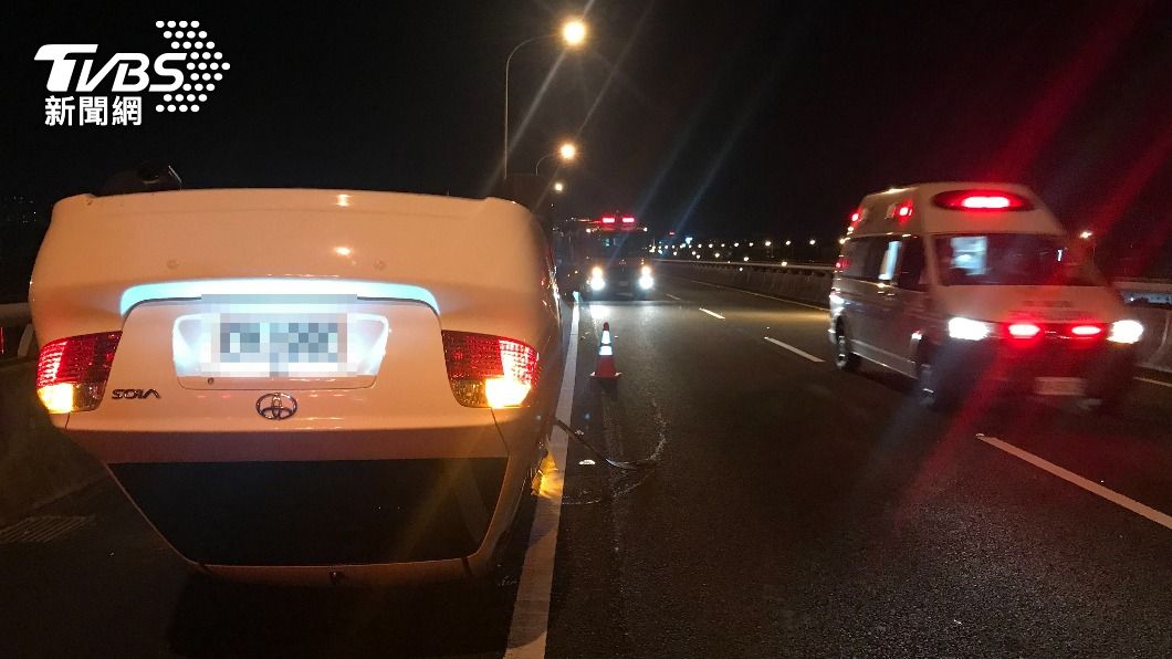 疑操作不慎國道翻覆 小轎車駕駛頸部扭傷送醫