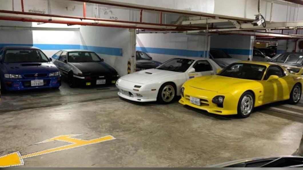 照片中有Toyota AE86萬轉引擎式樣(藤原拓海座駕)、Subaru Impreza WRX STi Type R(藤原文太座駕)、Mazda RX-7 2代FC3S(高橋涼介座駕)與3代FD3S(高橋啟介座駕)。(圖/翻攝自臉書爆廢公社)