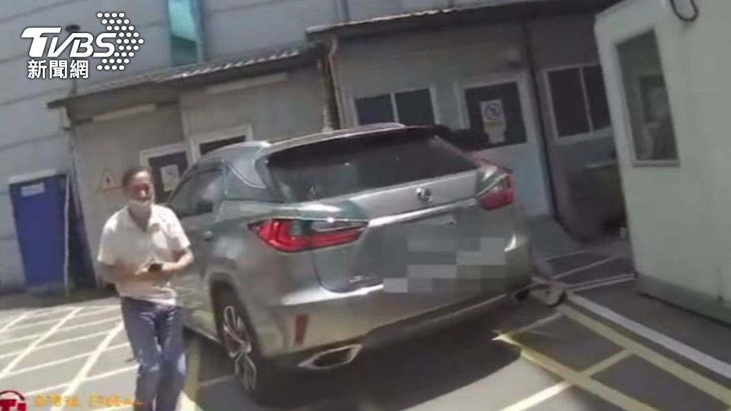 員警沿途鳴笛協助開道。（圖／TVBS）
