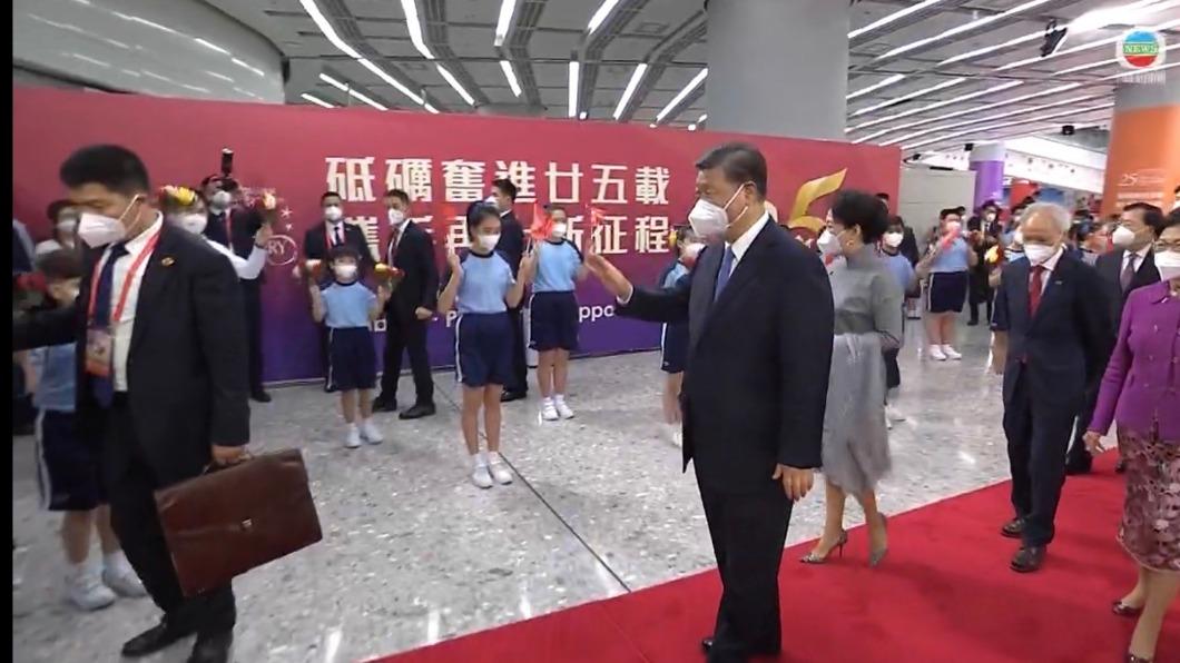 香港七一/習近平戴N95口罩抵港!民眾揮五星旗、舉布條熱情迎接